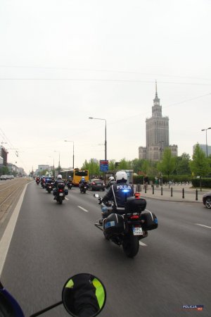 motocykliści w trakcie przejazdu