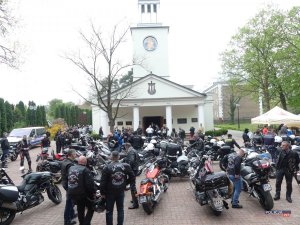 motocykle na parkingu przed kościołem