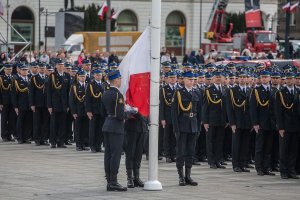 flaga Polski wzniesiona na maszt na Pl. Piłsudskiego w Warszawie podczas centralnych obchodów święta strażaka