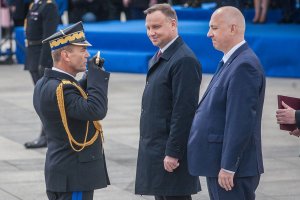 prezydent RP oraz minister SWiA odbierają meldunek funkcjonariusza PSP na Pl. Piłsudskiego w Warszawie podczas centralnych obchodów święta strażaka