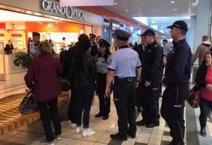 polscy i czescy policjanci podczas wspólnego patrolu w centrum handlowym rozmawiają z kobietą i mężczyzną