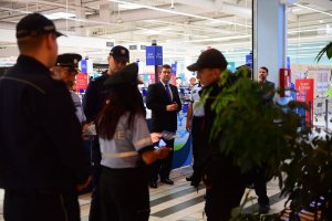 polscy i czescy policjanci podczas wspólnego patrolu w centrum handlowym kontrolują dokumenty mężczyzny