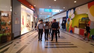 polski policjant z czeskimi funkcjonariuszami patrolują centrum handlowe
