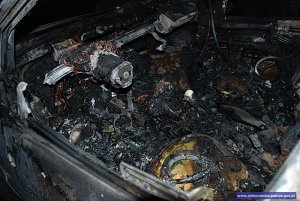 wnętrze samochodu osobowego po spaleniu