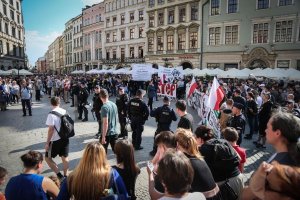Wylot ulicy Grodzkiej przy Rynku Głównym w Krakowie. Policjanci stoją w równych odległościach pomiędzy uczestnikami „Marszu Równości” a członkami kontrmanifestacji, nie dopuszczając do zwarcia obu grup.