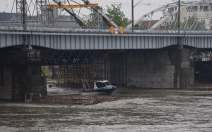 Motorówka przepływa pod mostem