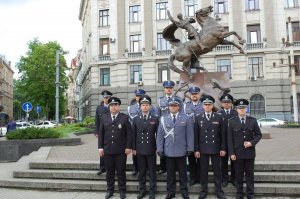 delegacja polskiej Policji razem z przedstawicielami policji Ukraińskiej stoją na tle pomnika św. Jerzego