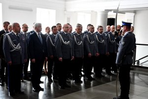 Dowódca uroczystości melduje zakończenie uroczystej zbiórki Zastępcy Komendanta Głównego Policji młodszemu inspektorowi Tomaszowi Szymańskiemu.