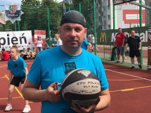 Maciej Fridek prezentuje piłkę z autografami, która zostanie zlicytowana podczas kolejnej imprezy charytatywnej na rzecz Jakuba Skoczylasa