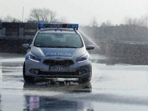 radiowóz policyjny na torze podczas szkolenia z techniki jazdy