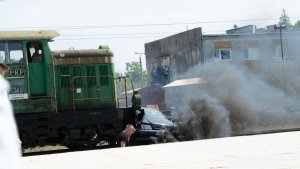 pociąg uderza w samochód na torach kolejowych