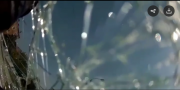zdjęcie z nagrania kamerki samochodowej, na którym widać z wnętrza samochodu rozbitą czołową szybę po zderzeniu z rowerzystą