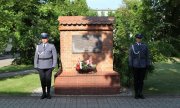 kwiaty pod tablicą upamiętniającą śmierć policjantów zamordowanych w Kalininie