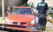 policjant przy eskortowanym samochodzie w kolorze czerwonym