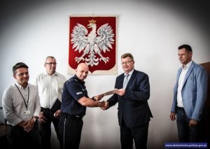 Zastępca Komendanta Wojewódzkiego Policji we Wrocławiu – podinsp. Robert Frąckowiak przekazuje podpisane dokumenty