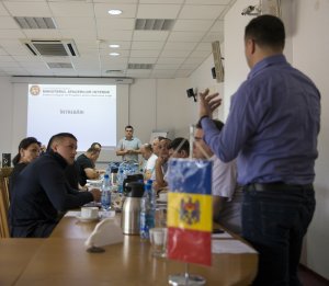 Przedstawiciel mołdawskiej Policji prowadzi zajęcia metodą wykładu interaktywnego