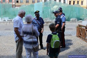 Policjanci rozmawiają z mieszkańcami Wrocławia