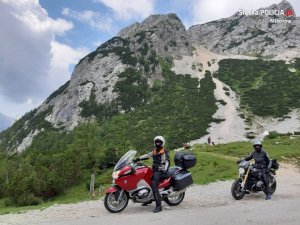 zdjęcie przedstawia śp. nadkom. Krzysztofa Skowrona na motocyklu podczas podróży do Włoch. W tle widać szczyty górskie