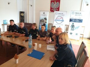 litewscy oraz polscy policjanci siedzą przy stole w trakcie spotkania w Komendzie Głównej Policji