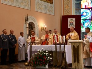 księża odprawiają mszę świętą w kościele