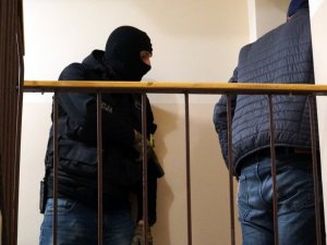 Kontrterrorystyści przed wejściem do mieszkania handlarzy narkotyków