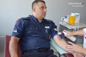 Policjant oddający krew