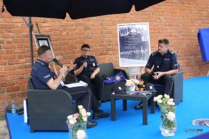 policyjni eksperci prowadzą panel dyskusyjny