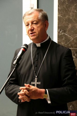 Biskup Józef Guzdek razem z zebranymi odmówił Modlitwę Pańską