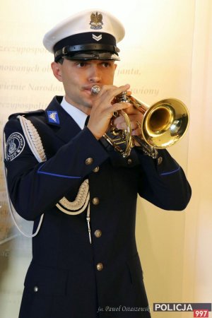 Policyjny trębacz gra melodię „Spij kolego”