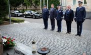 Obecni i byli komendanci Policji składają hołd przez obeliskiem: Poległym Policjantom - Rzeczpospolita Polska