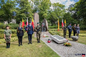 warta honorowa przy pomniku ku czci poległym w Powstaniu Warszawskim