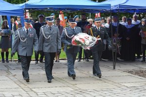 Przedstawiciele słupskiej Szkoły Policji i Komendy Miejskiej składają kwiaty przed pomnikiem.