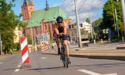 Na zdjęciu widoczny jest asp. Marcin Hołoweńko jadący na rowerze.