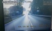 Film z wideorejestratora przedstawiający przekroczenie prędkości przez kierowce pojazdu osobowego