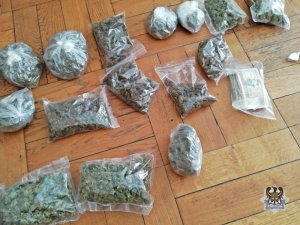 Na zdjęciu ponad 1 kg zabezpieczonych przez policjantów narkotyków w postaci marihuany.