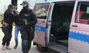 Policjanci NGR KPP Polkowice podczas doprowadzania zatrzymanego do policyjnego radiowozu