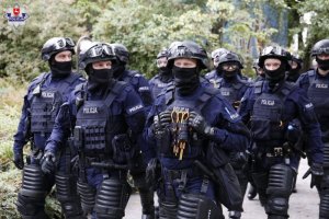 Policjanci zabezpieczali II Marsz Równości - grupa umundurowanych policjantów na ulicach miasta podczas marszu