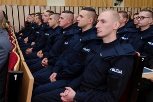 Nowi policjanci w auli Szkoły Policji w Słupsku.