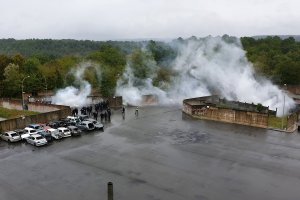 Ćwiczenia pododdziałów zwartych w terenie zurbanizowanym z użyciem gazu łzawiącego.