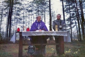 Pierwsza po drugiej wojnie światowej msza święta na miejscy kaźni w Miednoje.