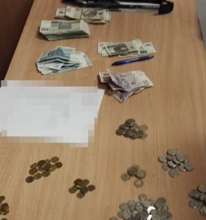 Pieniądze Narodowego Banku Polskiego posegregowane leżą na stole