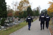 trzej policjanci idą na cmentarzu