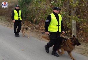 dwaj policjanci z psami słuzbowymi