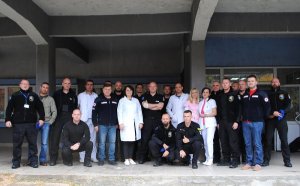 zdjęcie grupowe polskich policjantów oraz przedstwicieli Czerwonego Krzyża z miejscowości Strpce