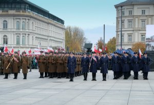 kompanie reprezentacyjne na placu Piłsudskiego ze sztandarami