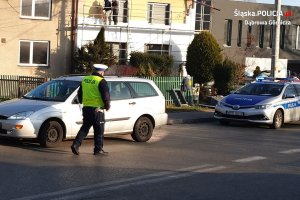 Policjanci WRD KMP Dąbrowa Górnicza w trakcie wykonywania czynności służbowych na miejscu potrącenia pieszych w Dąbrowie Górniczej - Łośniu