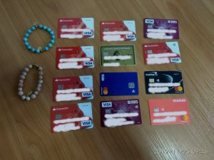 zabezpieczone karty kredytowe i bransoletki