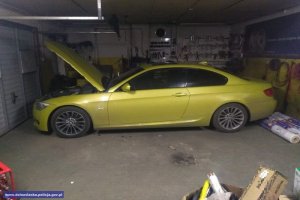 Żółty samochód marki BMW