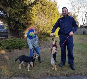 Policjant z dzieckie i dwoma psami