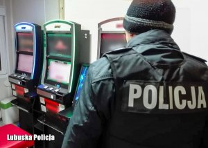 policjant przy nielegalnych automatach do gier